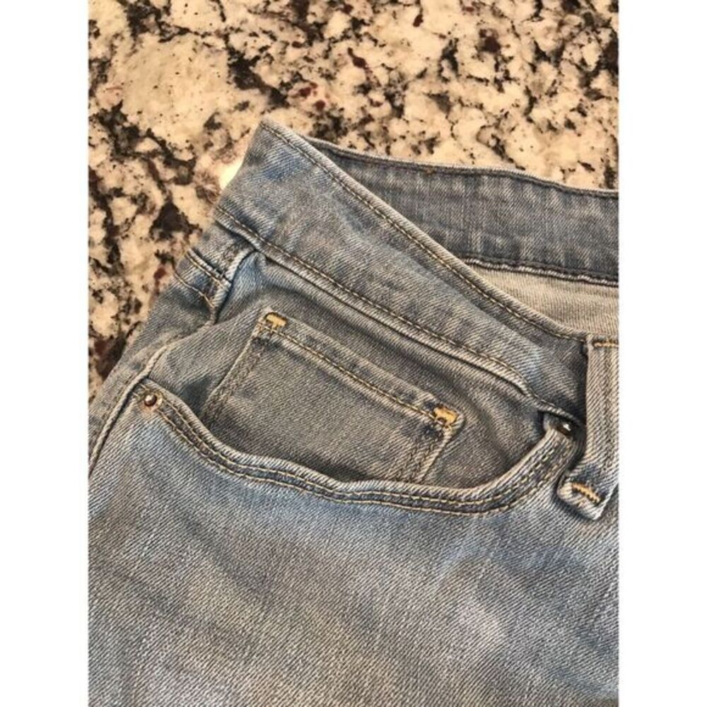 LEVI'S Women's Light Wash Stretch Denim Mid-Rise Cuffed Bermuda Shorts Sz.30 - Picture 6 of 8